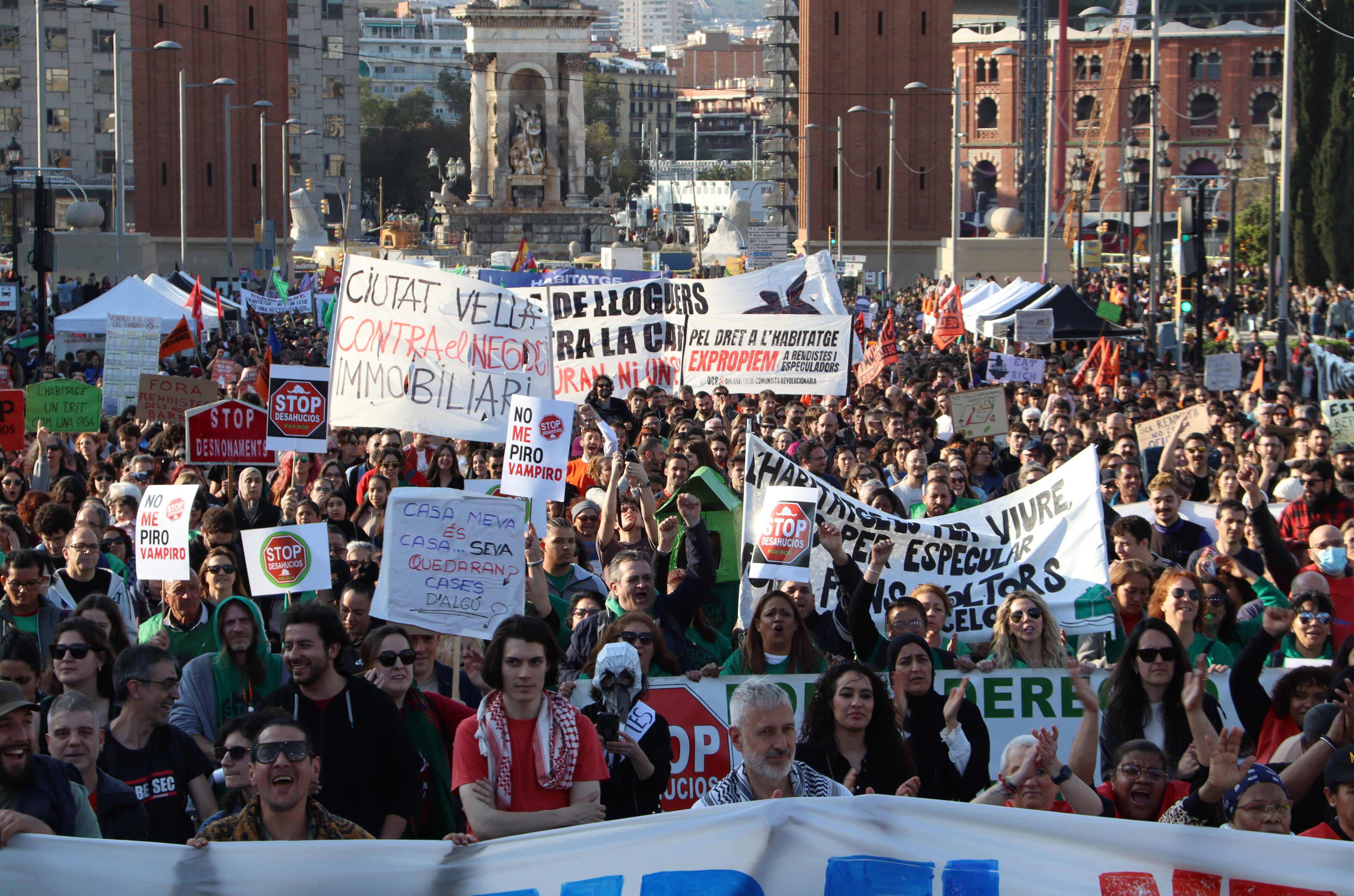 Milers de llogaters surten al carrer a Barcelona contra el preu de l'habitatge: "Els governs en són responsables"