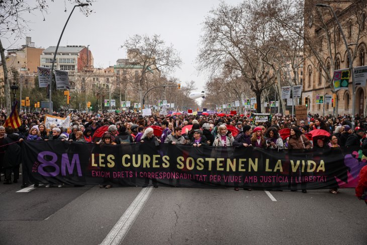 Milers de persones es manifesten pel 8M a Barcelona sota el lema 'Les cures sostenen la vida'