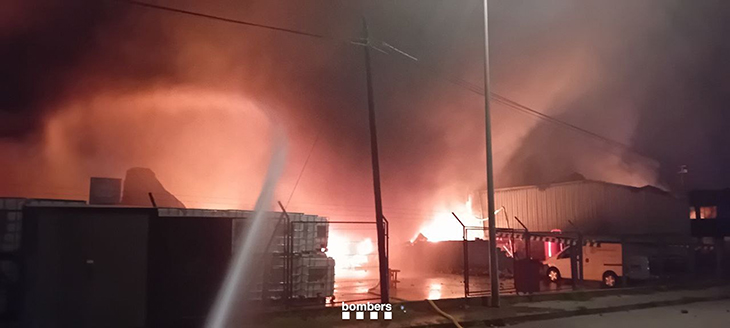 Estabilitzat un incendi en una indústria de Polinyà, que ha confinat durant hores aquest municipi i Santa Perpètua
