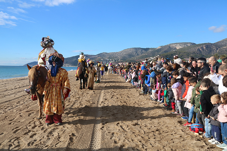 Els Reis d’Orient arriben a la platja de Castelldefels aclamats per milers de famílies