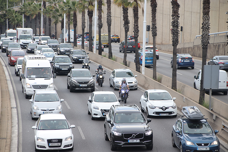 Un 40% dels cotxes previstos han sortit de l'àrea metropolitana de Barcelona fins a tres quarts de nou de la nit