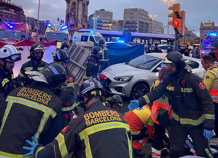 Tres persones ferides en un atropellament a la plaça Espanya de Barcelona