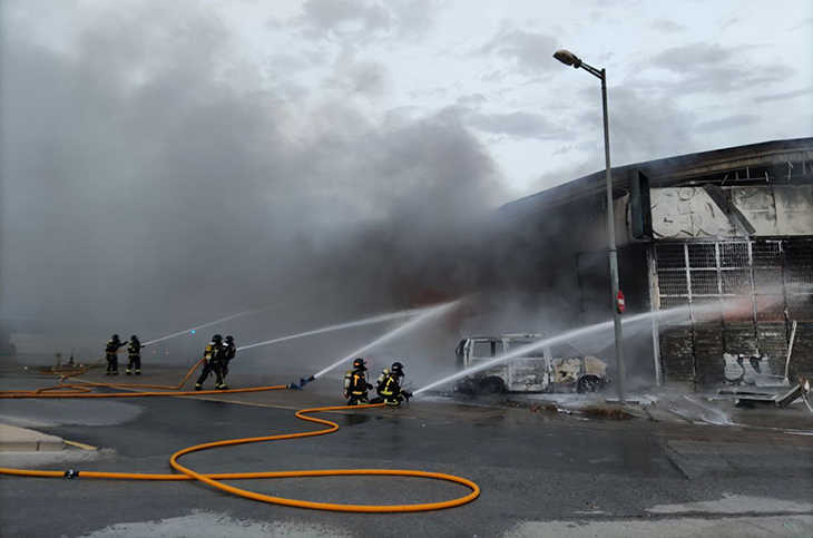 Dos ferits de poca gravetat per l'incendi d'una benzinera abandonada a la Rambla de Prim de Barcelona