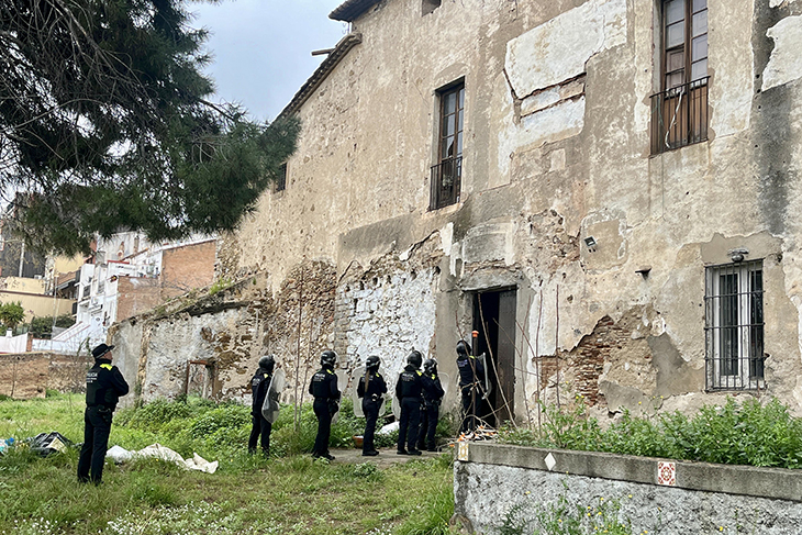 La Guàrdia Urbana de Badalona desallotja els ocupes de la masia municipal de Ca l'Andal