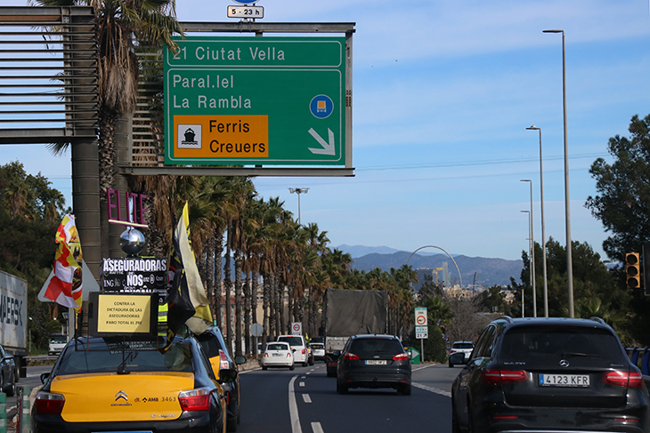 Milers de taxis col·lapsen les rondes de Barcelona per protestar contra “l’abús” de les companyies d’assegurances