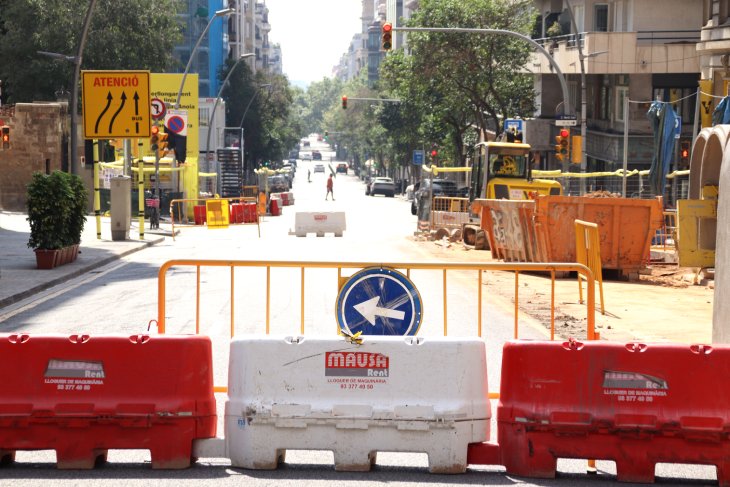 Els veïns del carrer Muntaner afronten "amb paciència" el tall del trànsit durant 13 mesos per les obres de l'L8 d'FGC