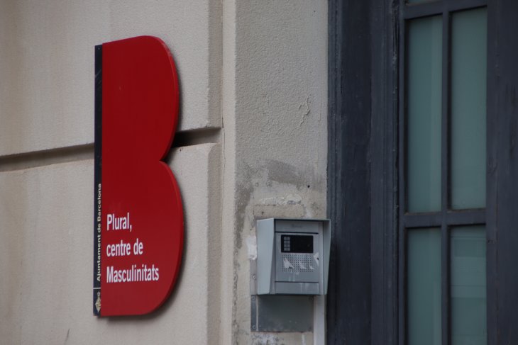 Augmenten els homes atesos al centre de masculinitats de Barcelona que reconeixen exercir violència contra les dones