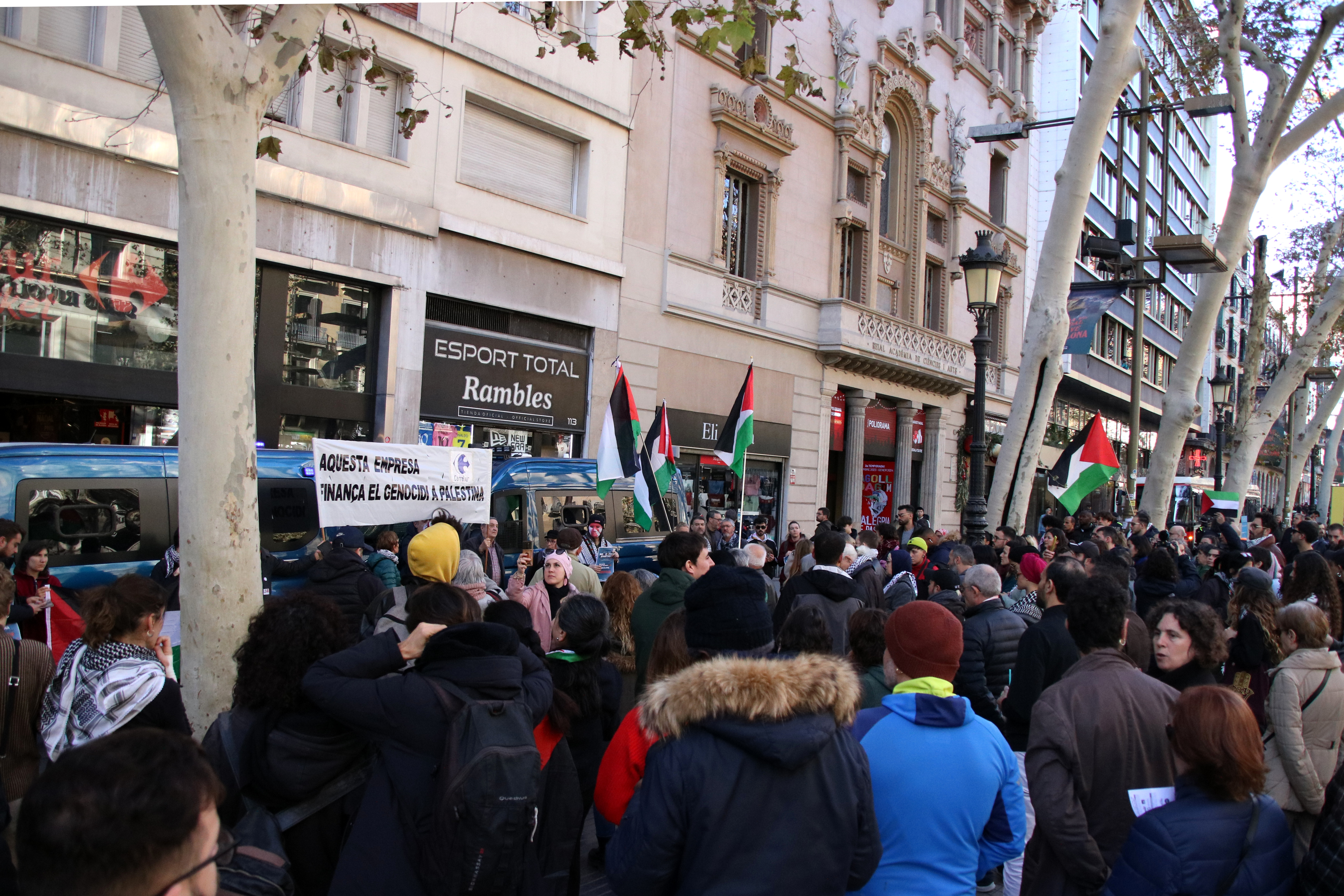 Una acció contra la guerra a Gaza talla la Rambla i reclama fer boicot a les empreses que permeten "la colonització"