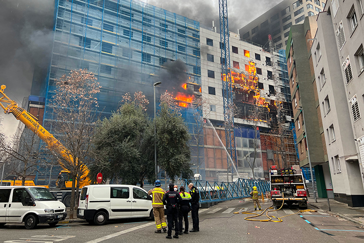 Els Bombers treballen en un incendi a l’antic centre comercial Del Llac de Sabadell
