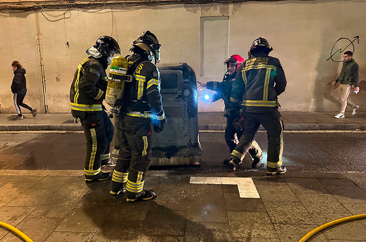 Detenen dos piròmans a Badalona per cremar una desena de contenidors de matinada