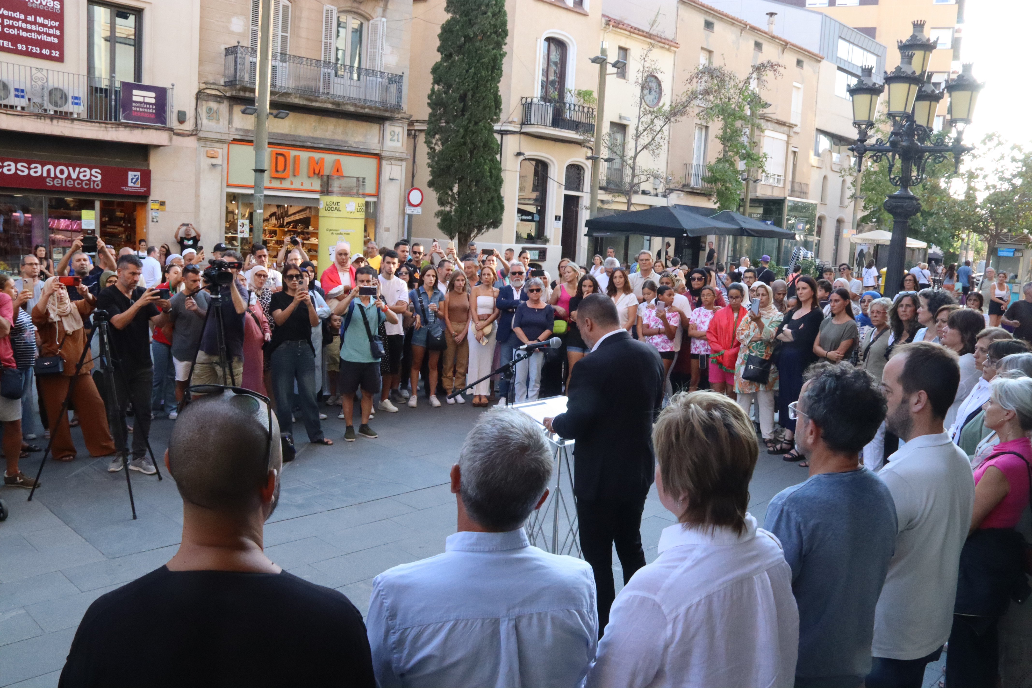 Més d'un centenar de persones participa en un minut de silenci a Terrassa per les víctimes del terratrèmol del Marroc