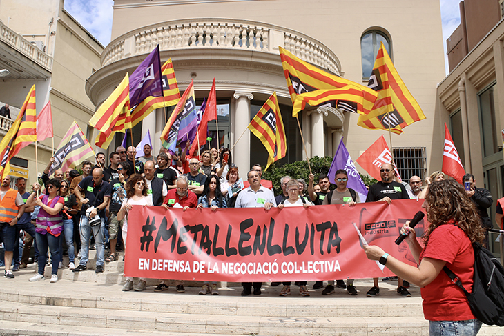 Una vuitantena de persones reclamen al Centre Metal·lúrgic de Sabadell que respecti els acords del conveni del metall