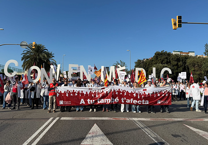 Metges en vaga tallen l'avinguda Diagonal a Barcelona en el primer dia de l'aturada indefinida convocada a Catalunya