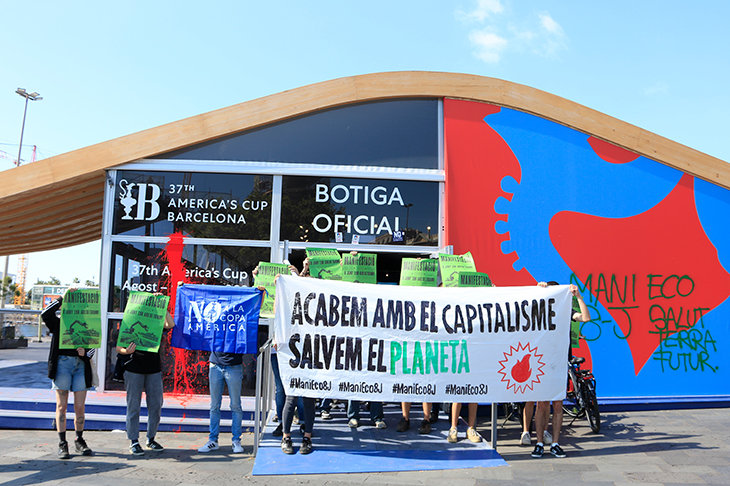 Una quarantena d'activistes irrompen a la botiga de la Copa Amèrica a Barcelona i hi impedeixen l'accés durant el matí
