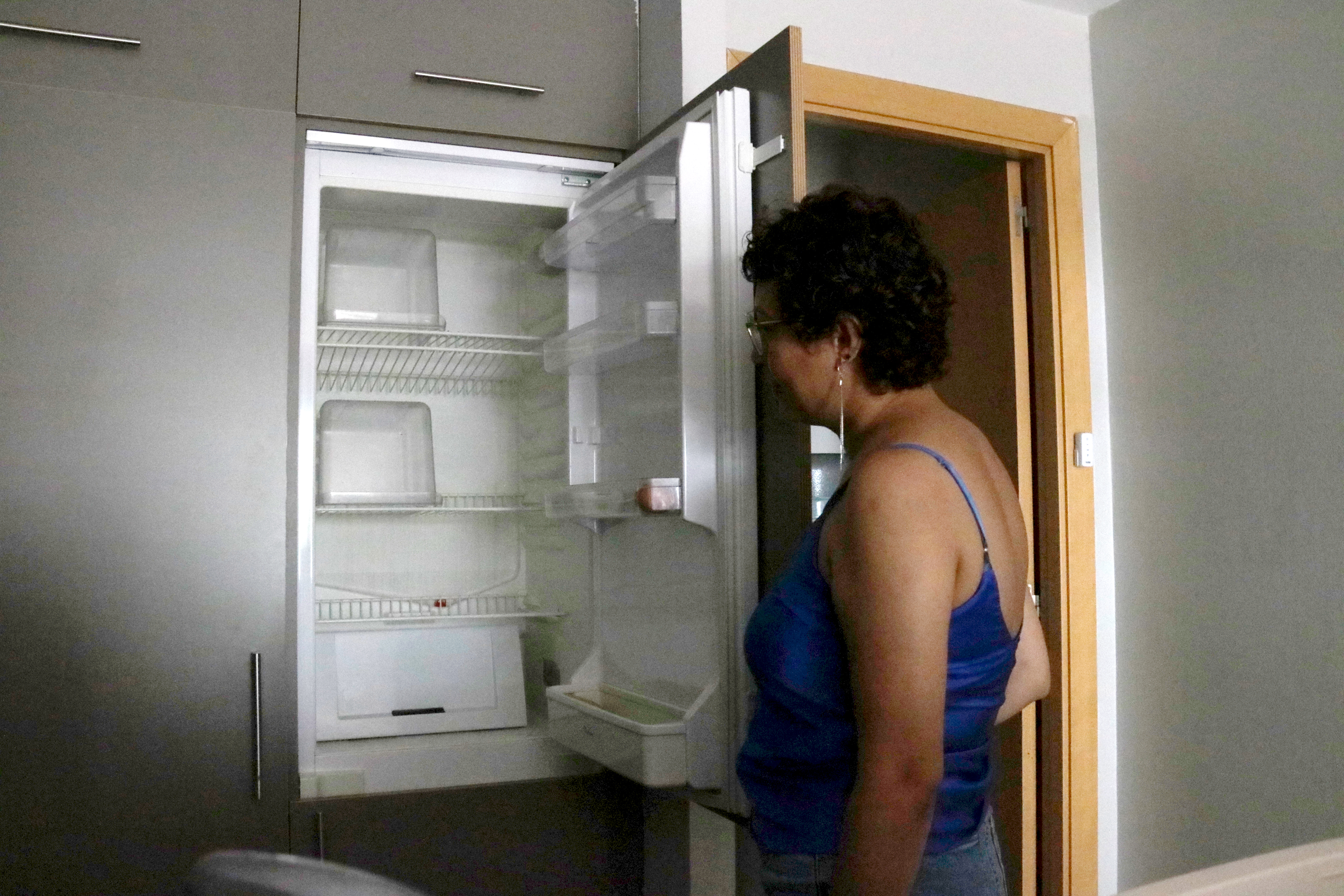 La vintena de famílies del bloc ocupat de Sabadell continuen sense llum gairebé un mes després