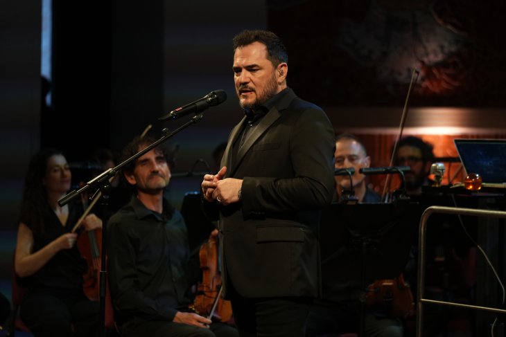 Ismael Serrano enlluerna el públic del Palau de la Música acompanyat de l'Orquestra Simfònica del Vallès