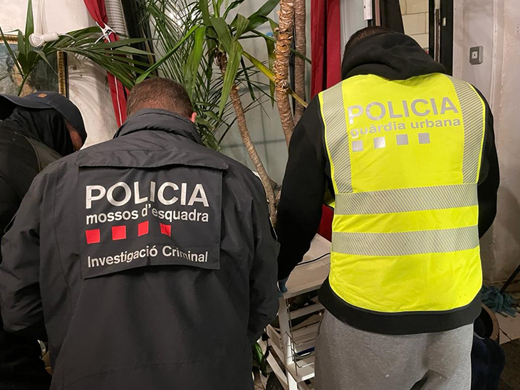 La policia desmatella un punt de venda de droga al districte de Ciutat Vella de Barcelona