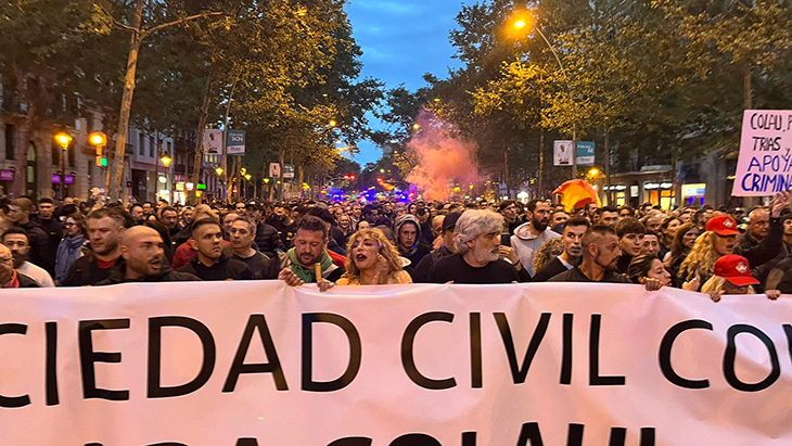 Arrenquen les manifestacions a favor i en contra de les ocupacions al centre de Barcelona