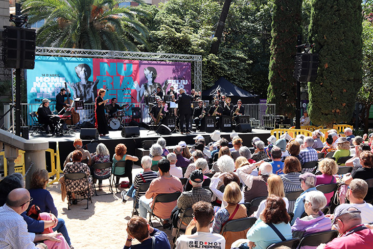 La Big Band de Granollers omple els jardins del Palau Robert per retre homenatge a Núria Feliu