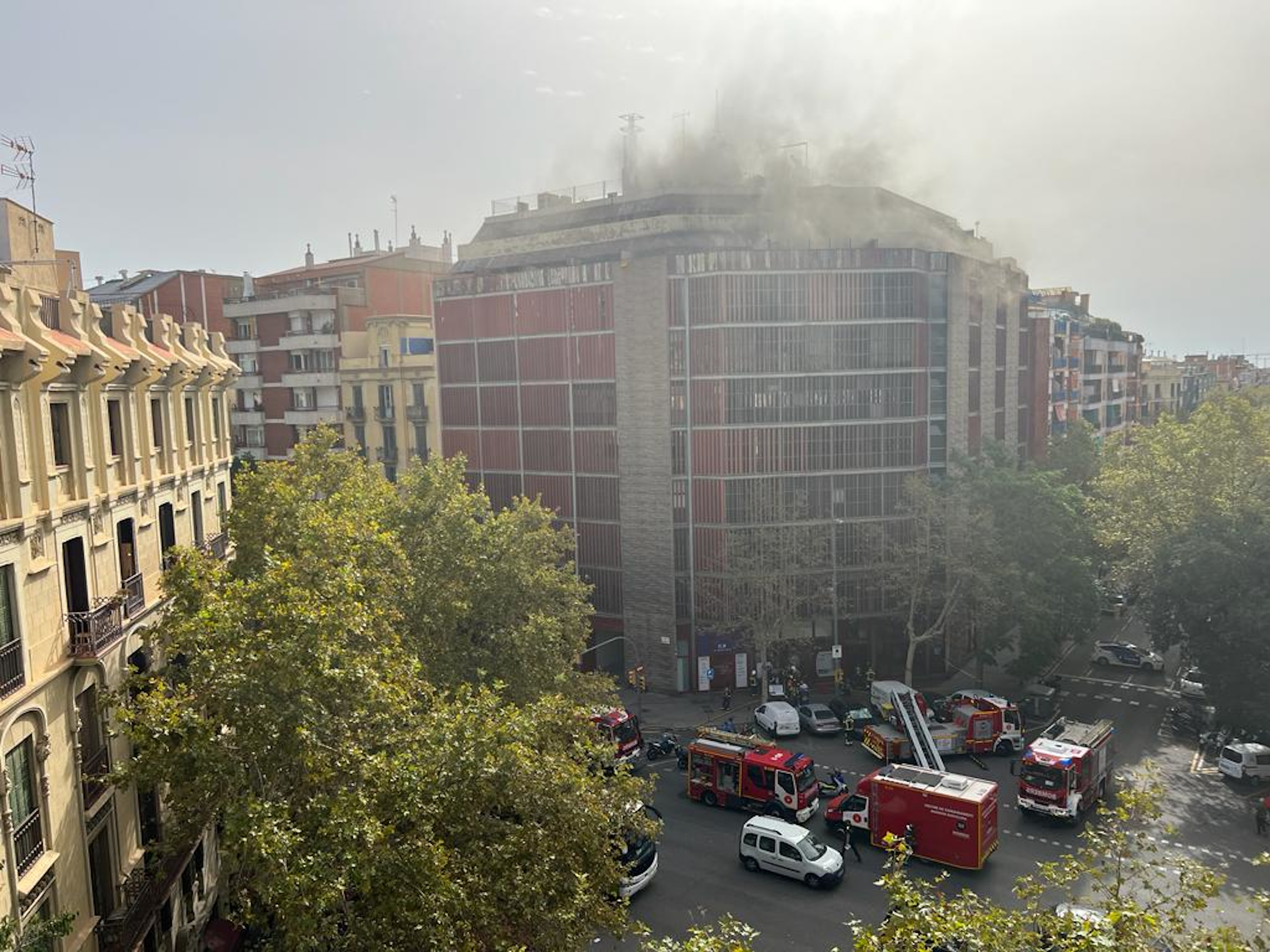 Quatre ferits lleus en l’incendi d’un edifici d’oficines al carrer Aragó de Barcelona