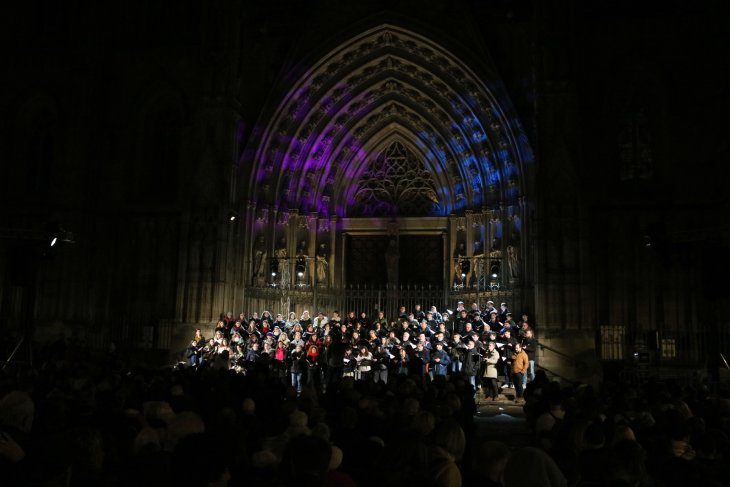 El tradicional concert de nadales de l’Orfeó Català aplega un miler de persones davant la catedral de Barcelona