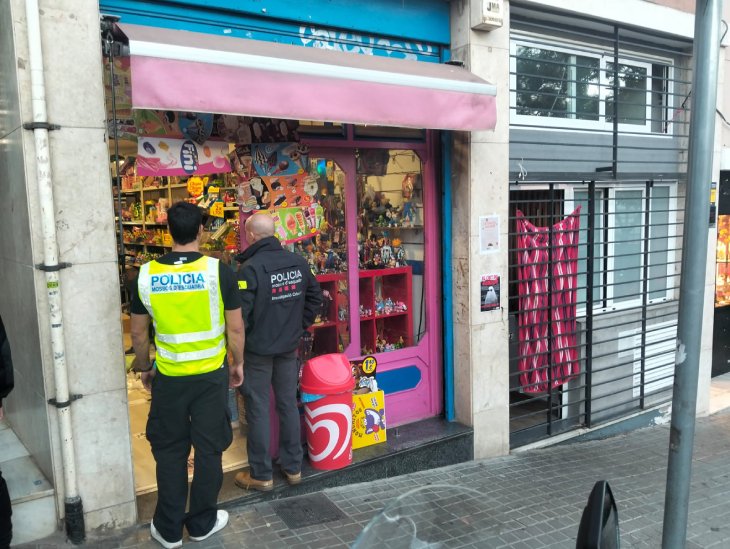 Detingut un botiguer per vendre cocaïna en un comerç de llaminadures al districte d'Horta-Guinardó de Barcelona