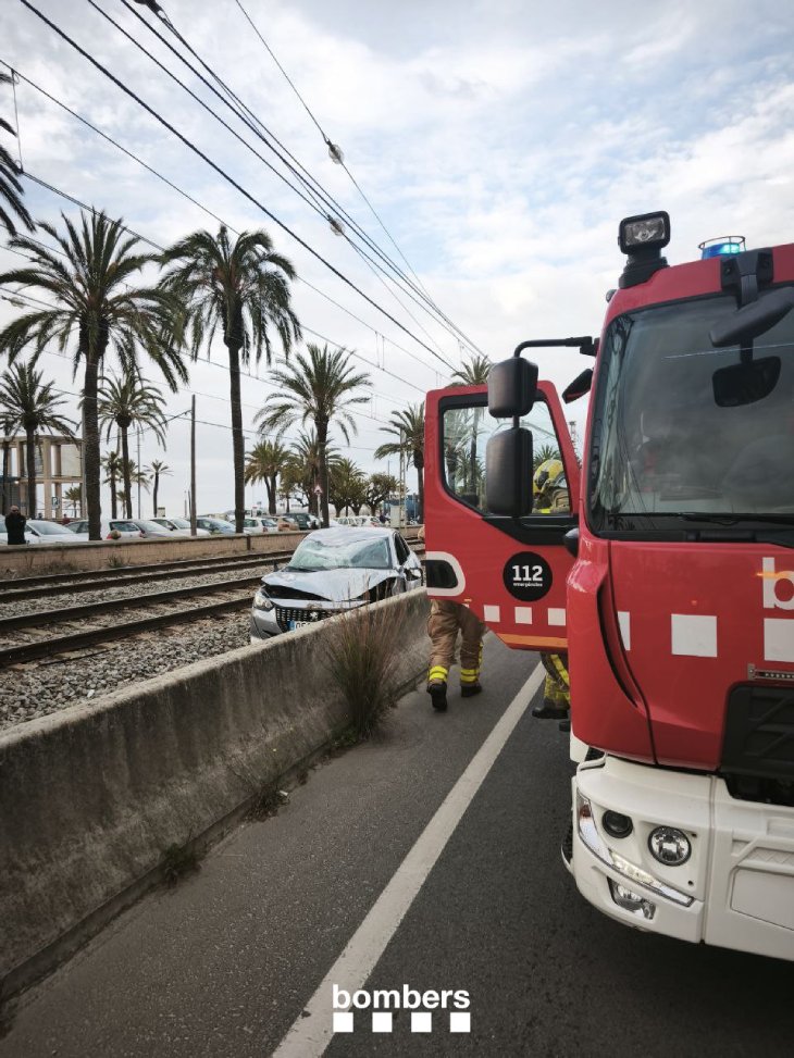 Un cotxe cau a la zona de vies a l'R1 i obliga tallar la circulació entre Arenys i Mataró