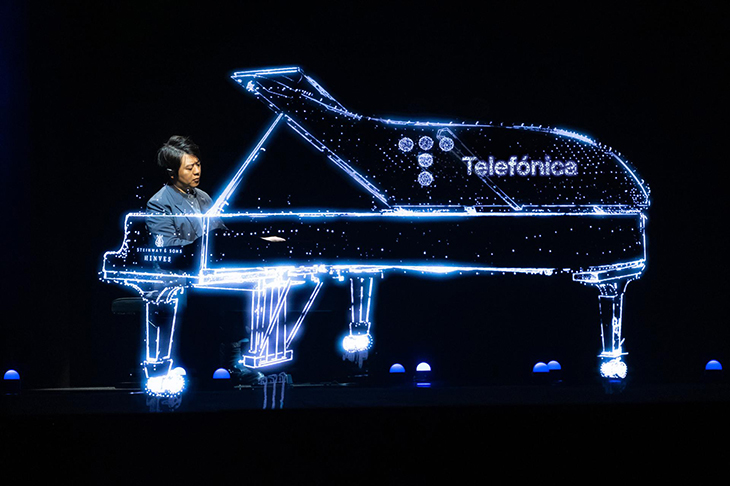 El pianista xinès Lang Lang celebra el centenari de Telefónica al Liceu amb l'ajuda de drons i hologrames