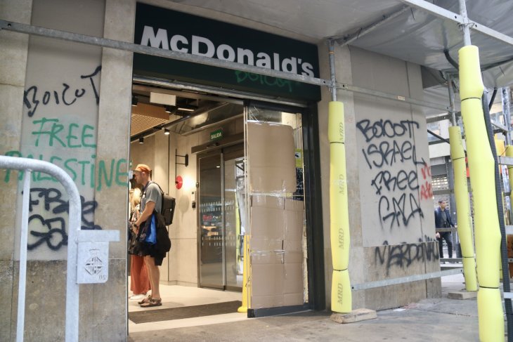 Aparadors trencats, caixers esbotzats i rètols pintats, rastre dels aldarulls de dissabte al centre de Baracelona