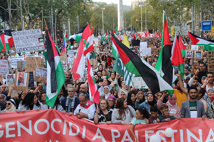 Milers de persones es manifesten a Barcelona sota el lema 'Aturem el genocidi a Palestina'