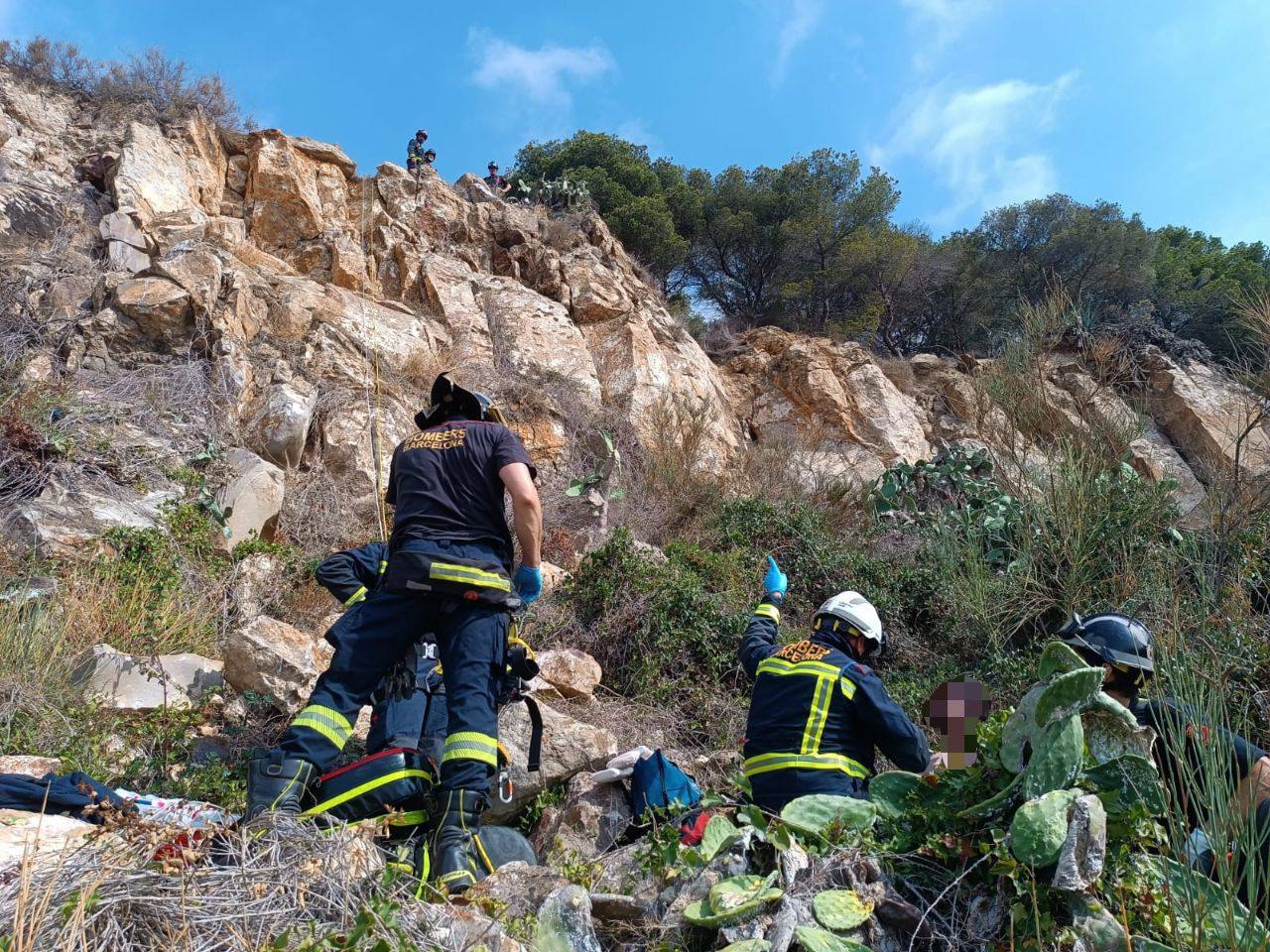 Rescaten un turista italià que es va precipitar per una zona forestal de Montjuïc