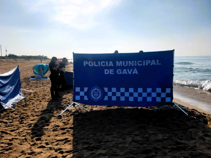 La Guàrdia Civil investiga les causes de la mort d'un home trobat aquest dimecres al matí flotant a 30 metres de la platja de Gavà (Baix Llobregat). Unes dones que feien pàdel surf se l'han trobat a l'aigua cap a les vuit del matí.  Al lloc dels fets s'han traslladat els serveis d'emergències mèdiques, que han certificat la seva mort. També s'ha personat Policia Municipal, Mossos d'Esquadra i també Guàrdia Civil, que s'ha fet càrrec de la investigació.  Segons l'Ajuntament del municipi, la víctima era veïna de Cornellà i la seva identificació ha estat possible gràcies a la localització de les seves pertinences a la sorra.