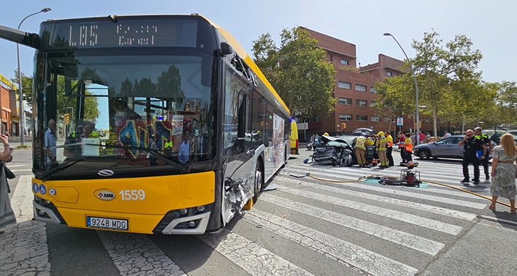 Dos ferits en el xoc entre un cotxe i un bus interurbà a l'Hospitalet de Llobregat