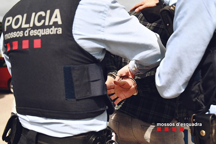 Detingut per un robatori amb força a unes màquines de venda automàtica de Torredembarra