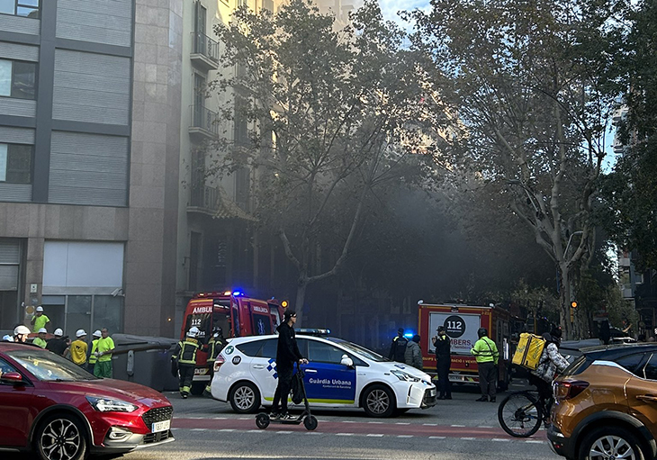 Set ferits lleus, un d'ells un bomber afectat per cremades, en l'incendi d'un pis al carrer Muntaner de Barcelona