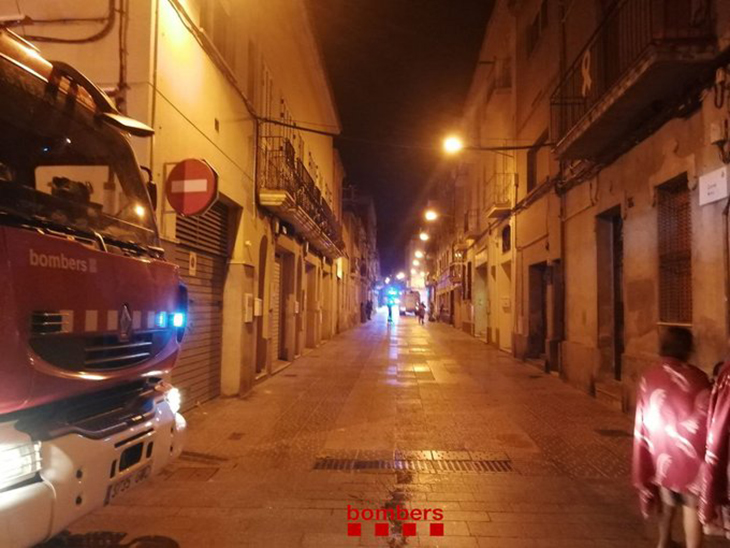Veïns desallotjats i 11 atesos pel SEM per l'incendi d'un cotxet en l'entrada d'un edifici a Sant Boi de Llobregat