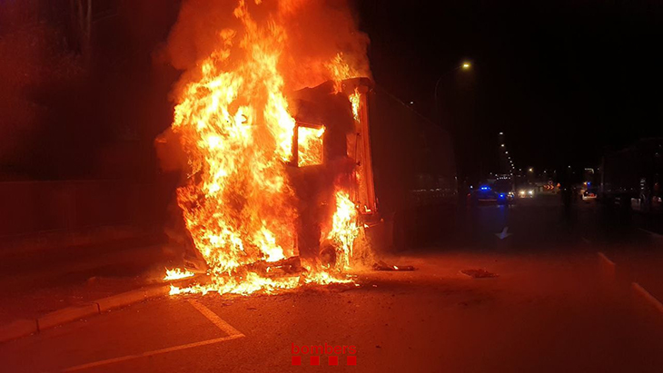 Un ferit greu per cremades en l'incendi d'un camió a Sabadell