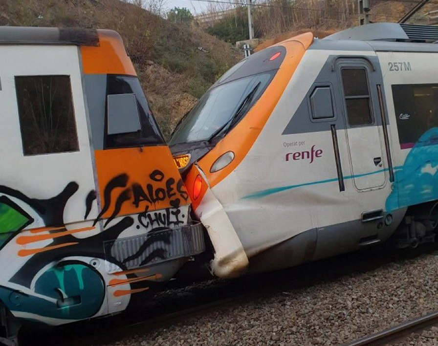 Diversos viatgers contusionats per l'encalç de dos trens a l'estació de Montcada i Reixac Manresa