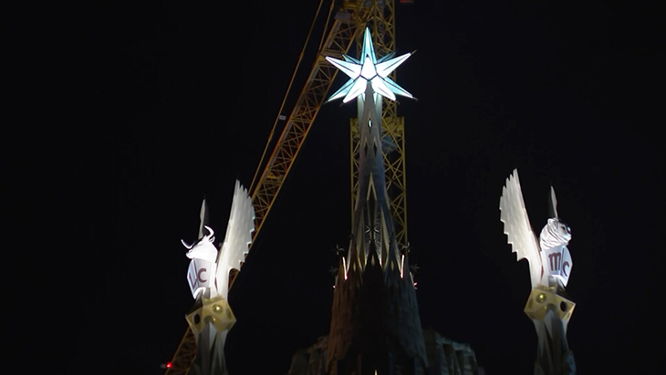 La Sagrada Família il·lumina per primera vegada les torres dels Evangelistes Lluc i Marc