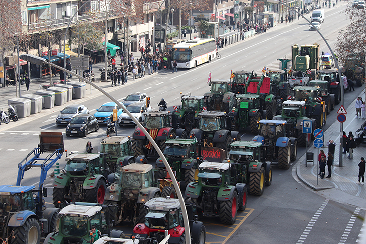 La pagesia arriba a Barcelona amb més de 2.000 tractors en una mobilització històrica
