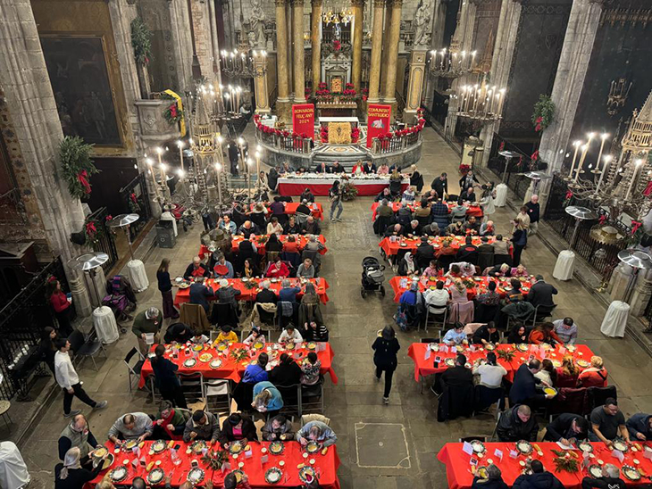 Més de 1.500 persones assisteixen al dinar de Nadal de la Comunitat de Sant Egidi a Barcelona