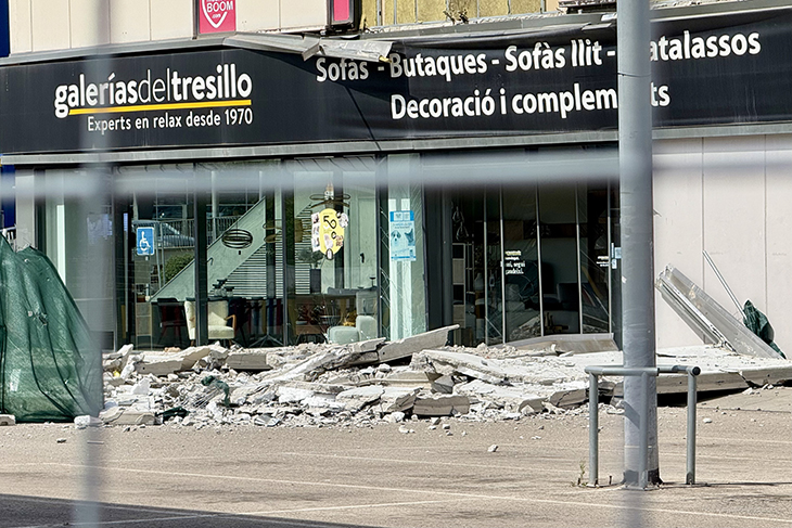 Cau una segona placa de formigó al centre comercial de Sabadell on va morir un home fa dues setmanes