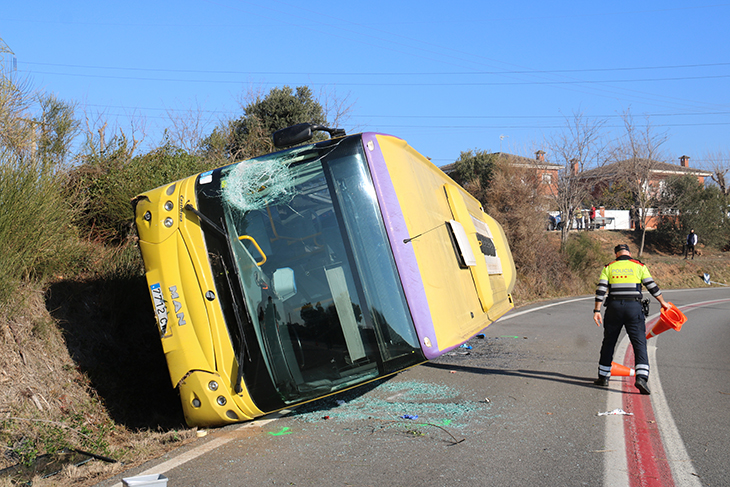 Set ferits de poca gravetat en bolcar un autobús a la C-243c a Castellbisbal