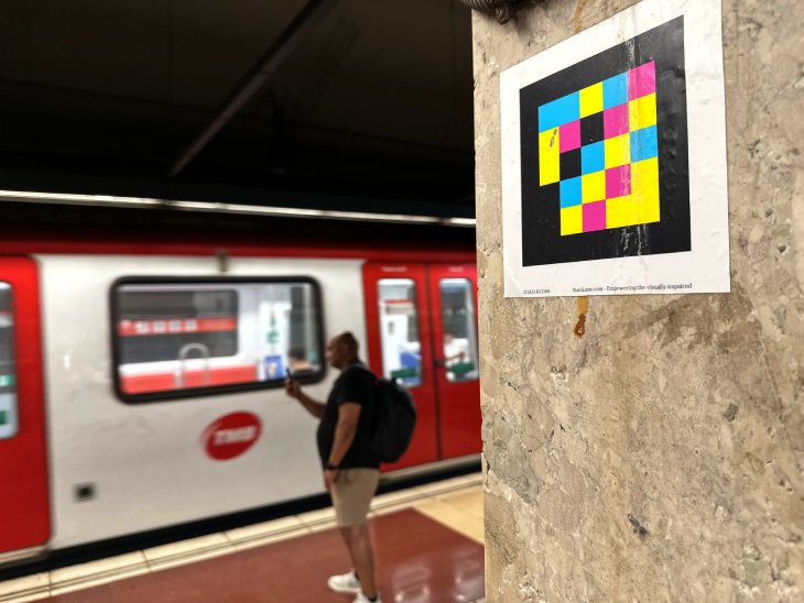 La tecnologia per a passatgers amb discapacitat visual avança, però els usuaris avisen que els reptes físics continuen