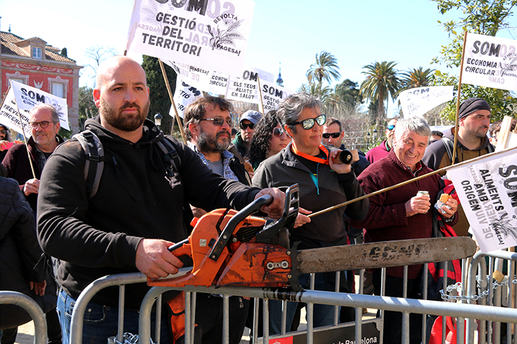 La pagesia protesta a les portes del Parlament: "Que ens escoltin i deixin de criminalitzar-nos"