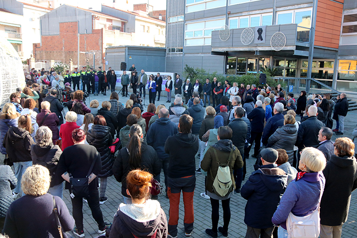 Més de 300 persones es concentren a Santa Perpètua de Mogoda per condemnar el crim d’una veïna a mans de la seva parella