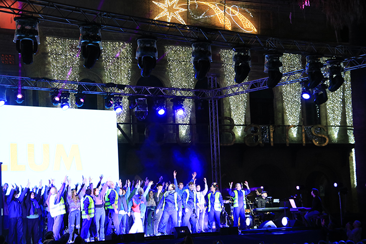Barcelona dona la benvinguda al Nadal amb una encesa de llums multitudinària des de Nou Barris