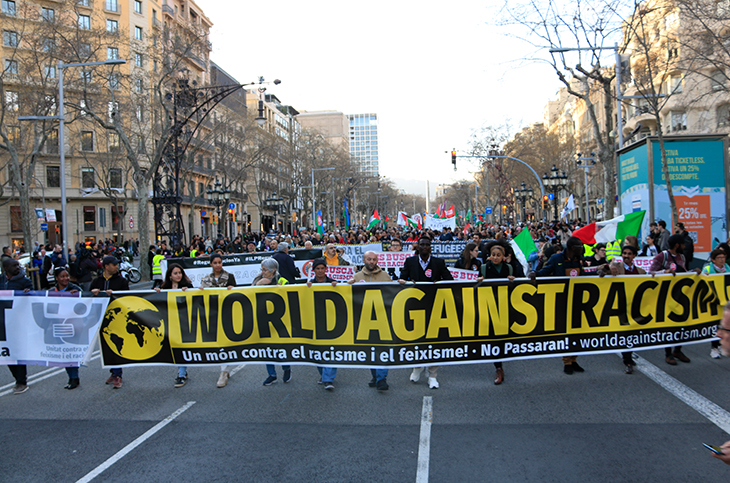 Unes 400 persones s'uneixen des de Barcelona a una protesta internacional contra el feixisme i el racisme