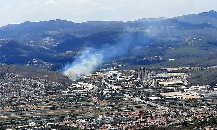 Un incendi forestal a Sant Vicenç dels Horts obliga a confinar una urbanització