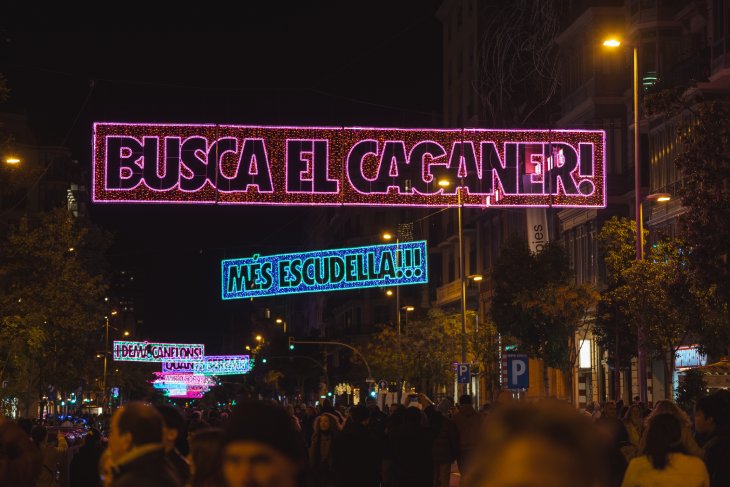 Barcelona dona la benvinguda al Nadal amb l'encesa de llums i un espectacle lumínic amb música i dansa aèria